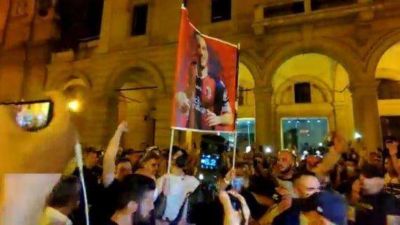 Bologna, colpo Arnautovic: arrivato in città e bagno di folla per l'austrico: cori e fumogeni