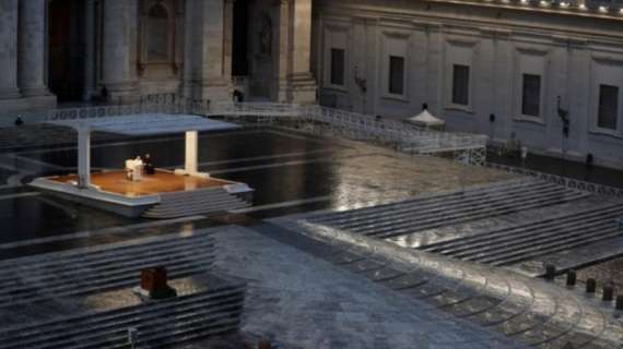 Papa Francesco prega in Piazza San Pietro deserta: "Dio, non ci abbandonare nella tempesta"