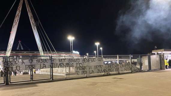 FOTO - Striscione fuori dallo Stadium: "Serie A o Serie B, sempre qui solo per la Juventus FC"