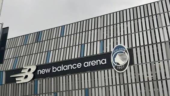 Lo stadio di Bergamo diventa New Balance Arena: ufficiale il nuovo nome con insegne e logo