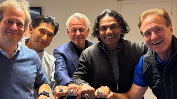 TA - Il tycoon indiano Turakhia a Bergamo con l'amico-socio Pagliuca, un anello limited edition per celebrare l'Europa League vinta