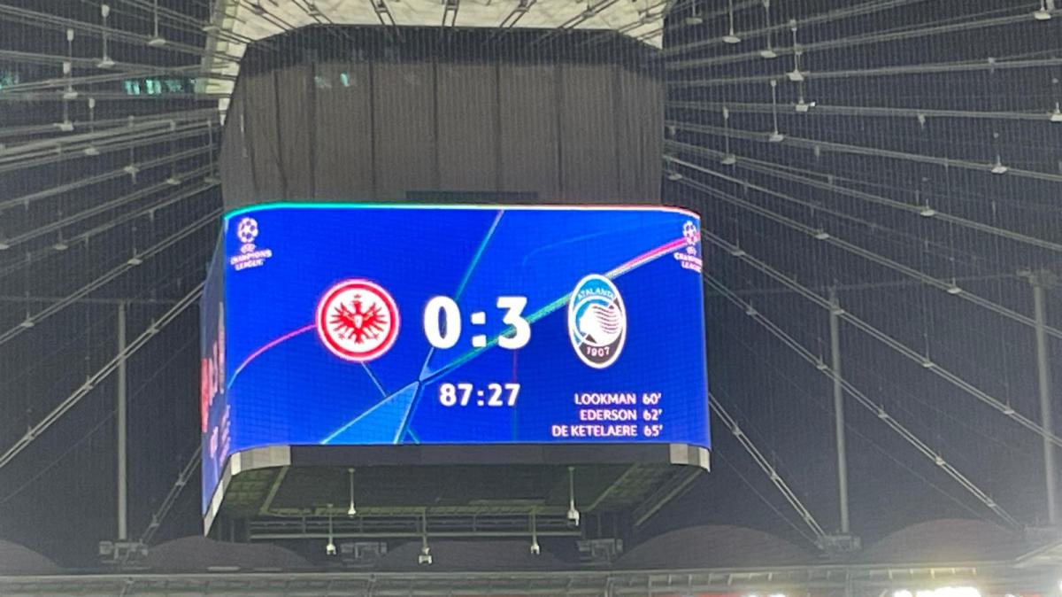 «Vi vogliamo così»: il boato dei tremila tifosi nerazzurri fa tremare Francoforte! Brividi puri sotto la curva