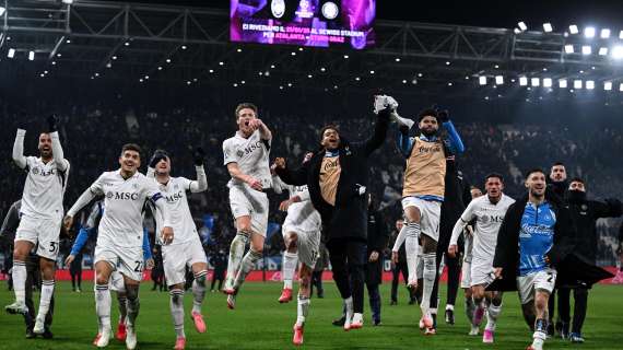 Napoli, tifosi in festa: accoglienza notturna per la squadra dopo la vittoria a Bergamo