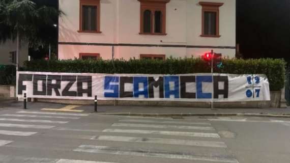 La squadra e la Curva Nord dell'Atalanta si unisce nel supporto a Scamacca dopo il suo infortunio 