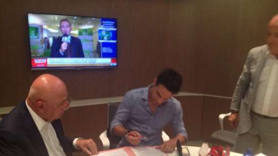 Fotonotizia - La firma di Bonaventura sul contratto che lo legherà al Milan