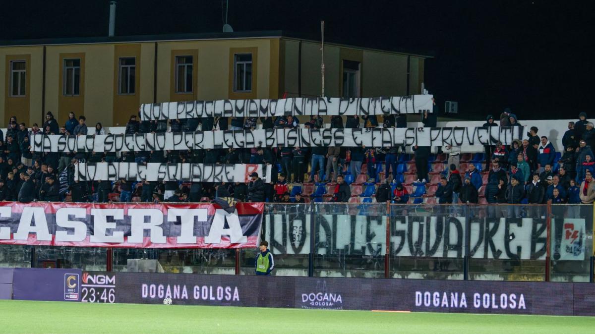 Caserta, accoglienza di fuoco per l'Under 23: "No alle squadre B". La curva contro la Lega: «Solo sdegno»