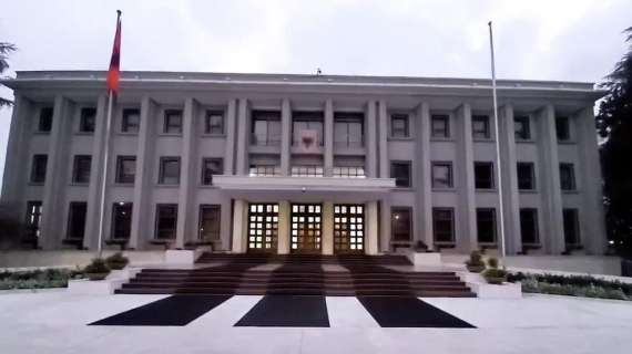 Albania, il Palazzo presidenziale si illumina col tricolore