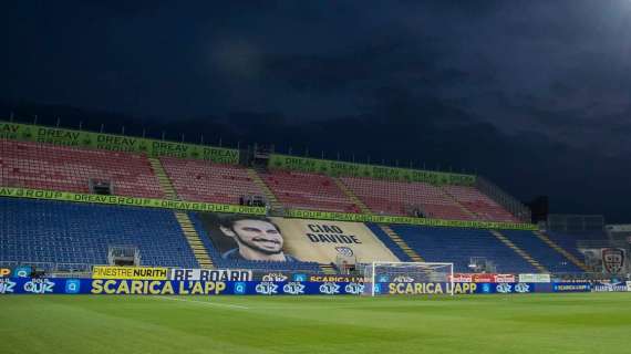 Fotonotizia - Lo striscione dedicato a Davide Astori allo stadio di Cagliari