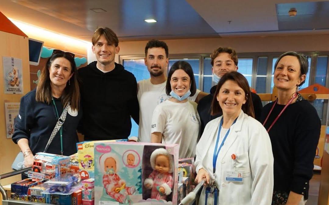 De Roon, capitano dal cuore d’oro: splendida visita ai piccoli pazienti dell’ospedale Papa Giovanni XXIII