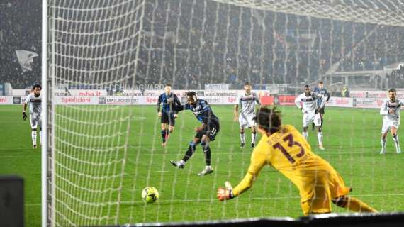 FOTO - Le immagini del penalty di Lookman, brivido ma palla in rete 