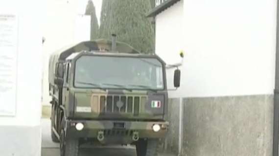 Coronavirus, a Bergamo un'altra giornata di lutto: salme portate via dai camion militari