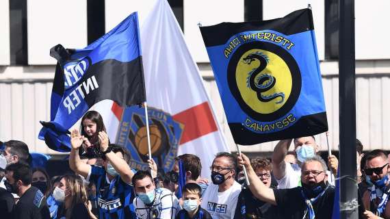 Inter-Sampdoria, tifosi fuori da San Siro per festeggiare lo scudetto: le immagini
