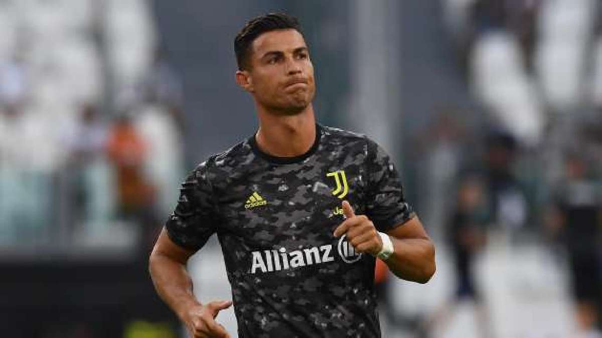 Cristiano Ronaldo ritrova la maglia numero 7 dello United: Grazie a  Cavani, gesto incredibile