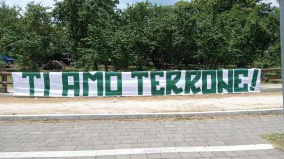 "Ti amo terrone": lo striscione all'esterno dell'Hotel de la Ville, dove alloggia il Padova