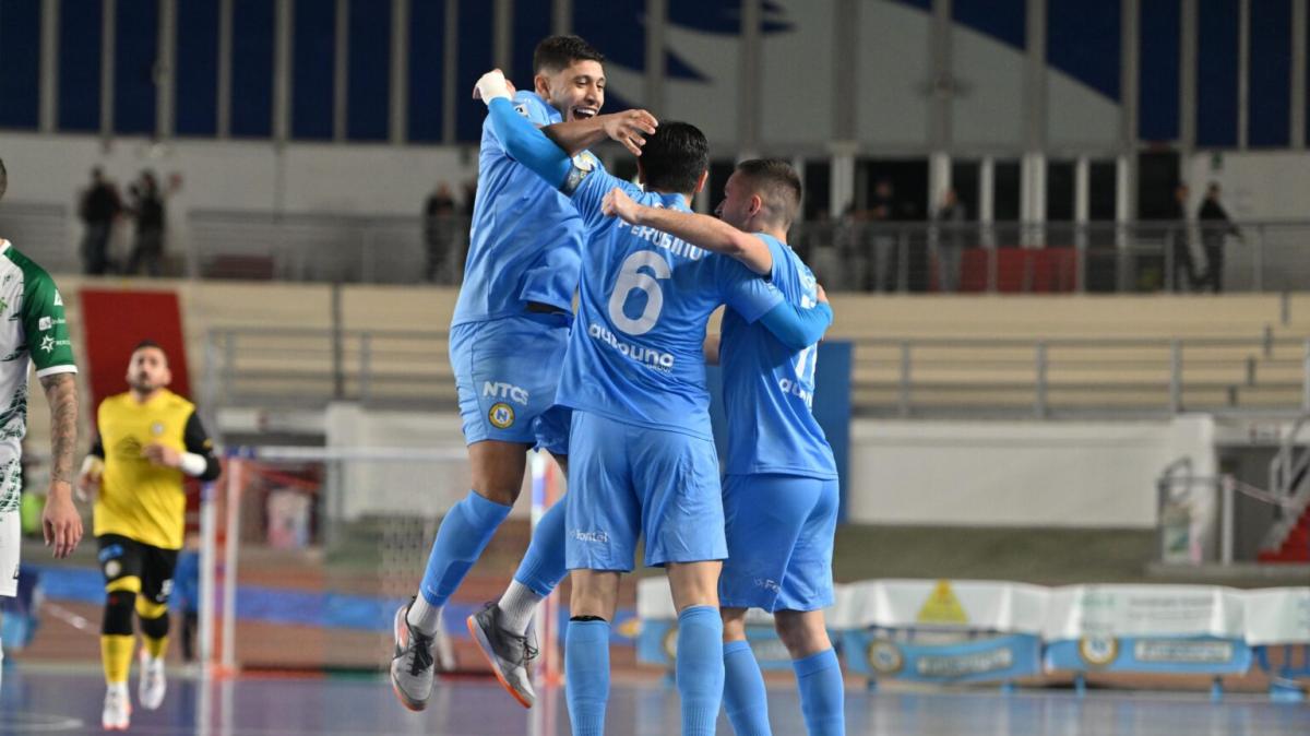 Manita azzurra al PalaVesuvio, il derby è del Napoli. Sandro Abate ko