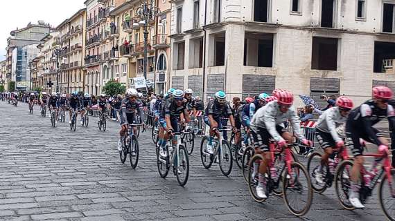 Giro d'Italia, la tappa in Irpinia funestata da una brutta caduta: decine di ciclisti a terra, diversi ritiri