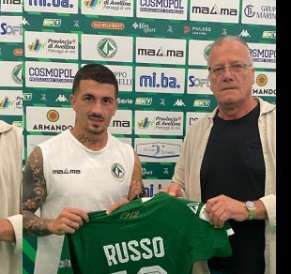 Avellino, calcio e solidarietà: le maglie di Simic e Russo all'Associazione per la Storia