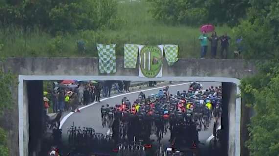 FOTO - I drappi biancoverdi accompagnano il passaggio del Giro d'Italia