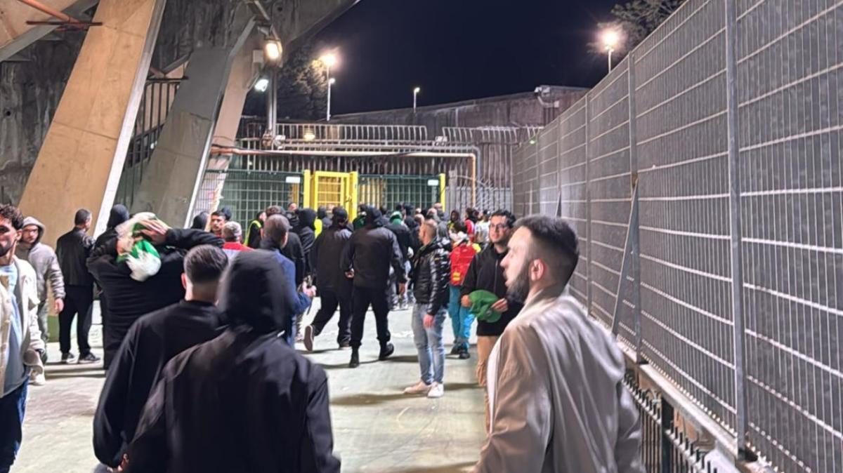 Tifosi pugliesi sfondano i cancelli e provano a entrare in tribuna Terminio, attimi di tensione