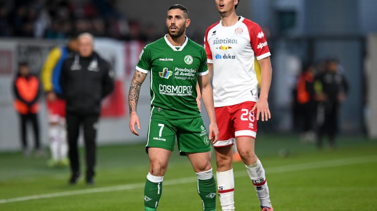 GdS - "Frosinone che risposta. Dilaga ad Avellino, ritorna secondo e rivede il Venezia". Malissimo Tutino e Sgarbi