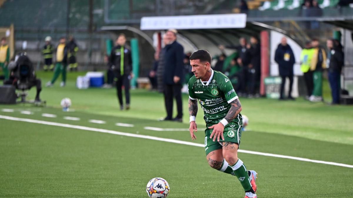 FISCHIO FINALE - L'Avellino la sblocca ma poi si fa rimontare e la Carrarese riscatta lo sgarbo dell'andata