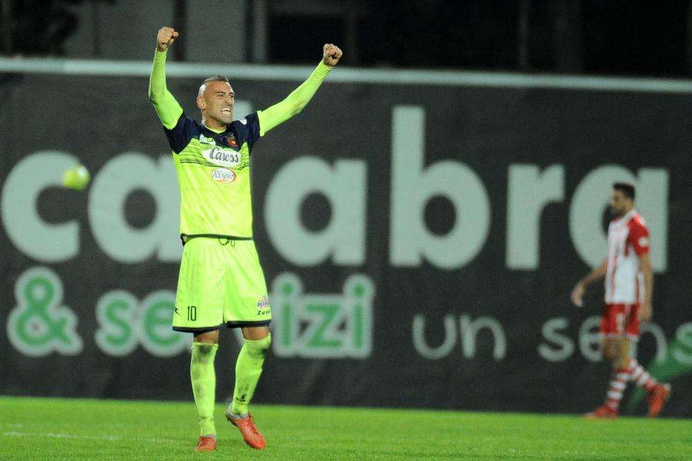 Botta e risposta Bucaro-Castaldo. Il tecnico: "Ha rifiutato Avellino chi baciava la maglia". Il calciatore: "Pensa ad allenare"