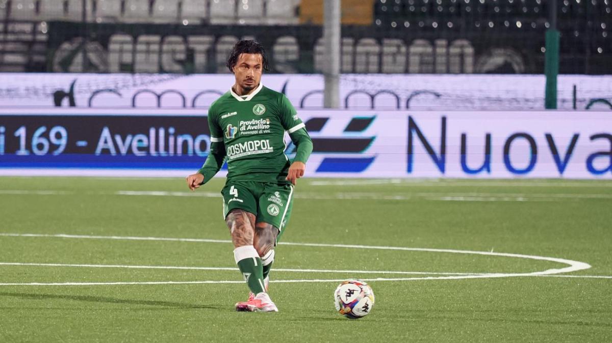 Palermo-Avellino 1-0, fine primo tempo: lupi ingenui, follia di Izzo e ripresa in 10