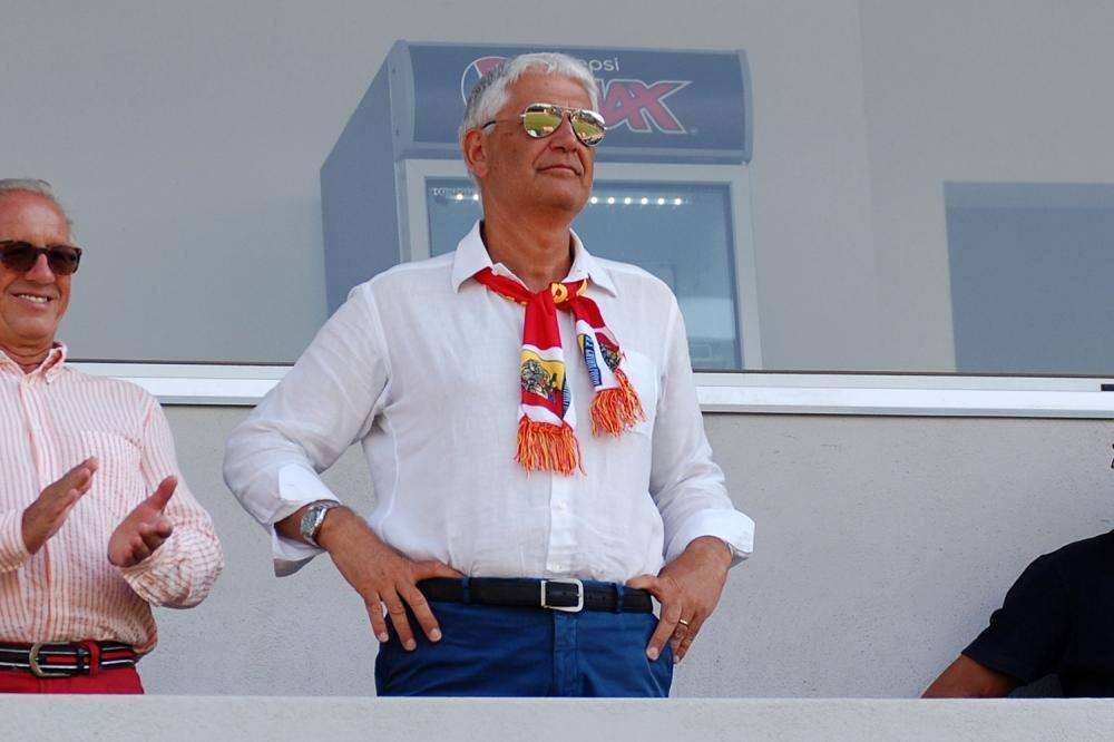 Catanzaro, i tifosi contestano, il presidente urla: "Investiti 10 milioni, senza di noi il club sarebbe fallito"
