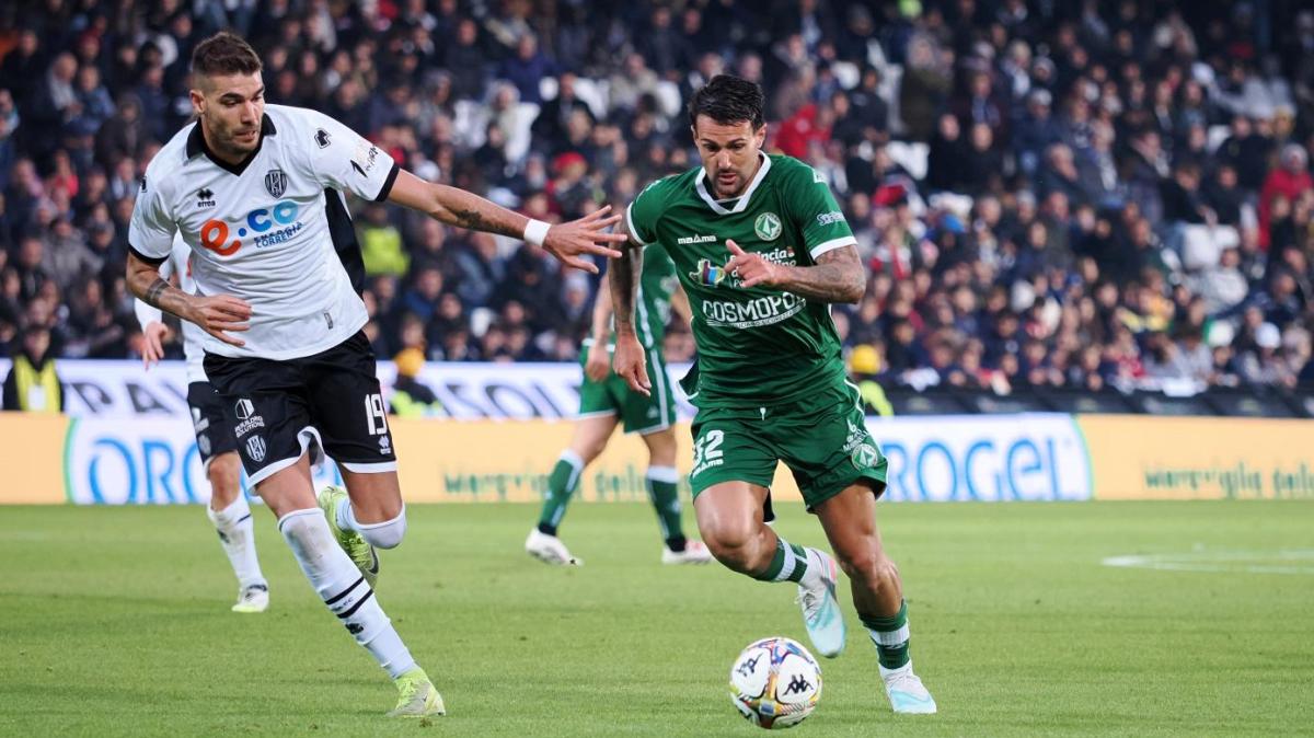 Avellino, rifiutata ricca offerta del Brescia per Lescano. Aiello: "Se arriva proposta congrua, la valutiamo..."