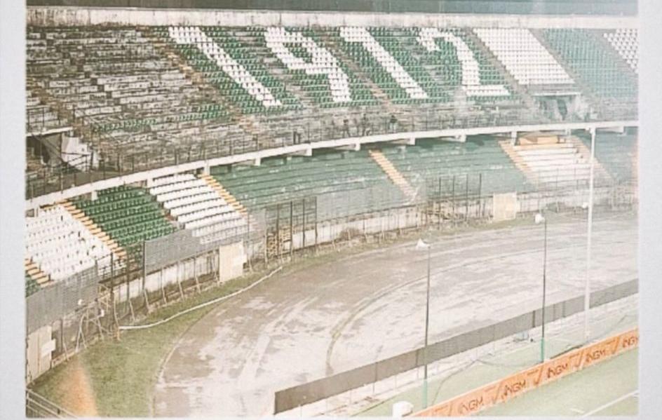 Giovanni D'Agostino mostra i lavori di installazione dei sediolini al Partenio. In Curva Sud la scritta 1912