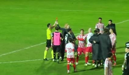 L'ex biancoverde Taurino perde le staffe e strappa il cartellino dalle mani dell'arbitro
