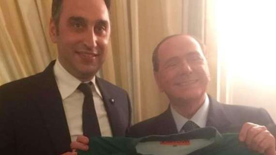 Berlusconi in Campania, Gubitosa gli regala la maglia dell'Avellino