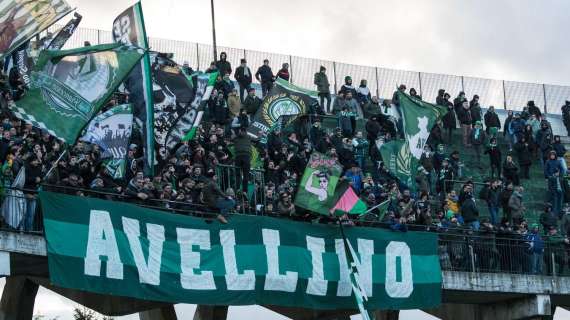 Esplosione di petardi e seggiolini divelti dai tifosi a Torre del Greco: 2000 euro di multa all'Avellino 