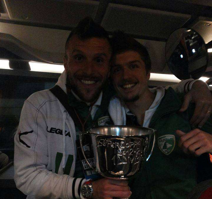 FOTO - I calciatori posano con la Supercoppa