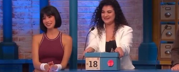 VIDEO -  Stefano De Martino: "Tu tifi Avellino? Quanti scudetti ha vinto l'Avellino?". Il siparietto ad Affari Tuoi...