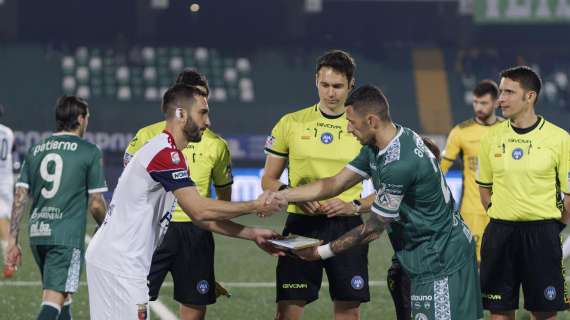 Crotone-Avellino arbitra un fischietto della sezione di Molfetta