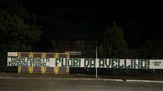 La contestazione della Curva Sud: spuntano due striscioni al Partenio-Lombardi