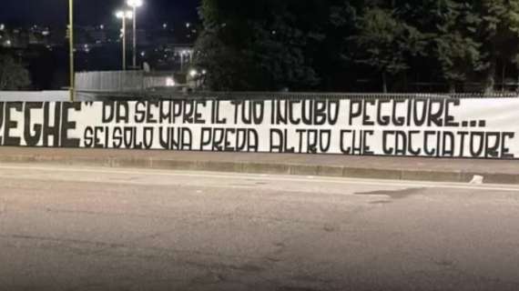 Lo striscione dei tifosi del Benevento: "Caccia alle streghe. Da sempre il tuo incubo peggiore. Sei solo una preda, altro che cacciatore"