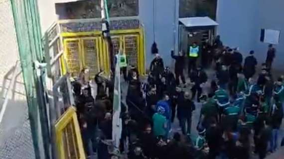 VIDEO - Tifosi irpini fatti entrare in ritardo e attimi di tensione all'esterno del 'Viviani'