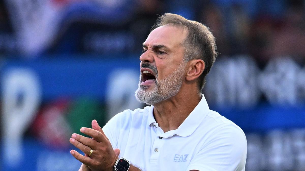 Bari, presentato Vivarini in un clima infuocato: all'esterno camionette della Polizia