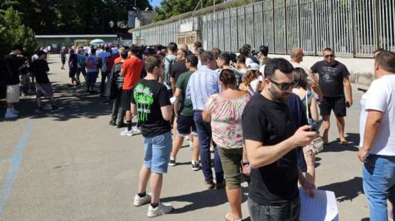 Parte la campagna abbonamenti: lunghe file ai botteghini fin dalla mattina