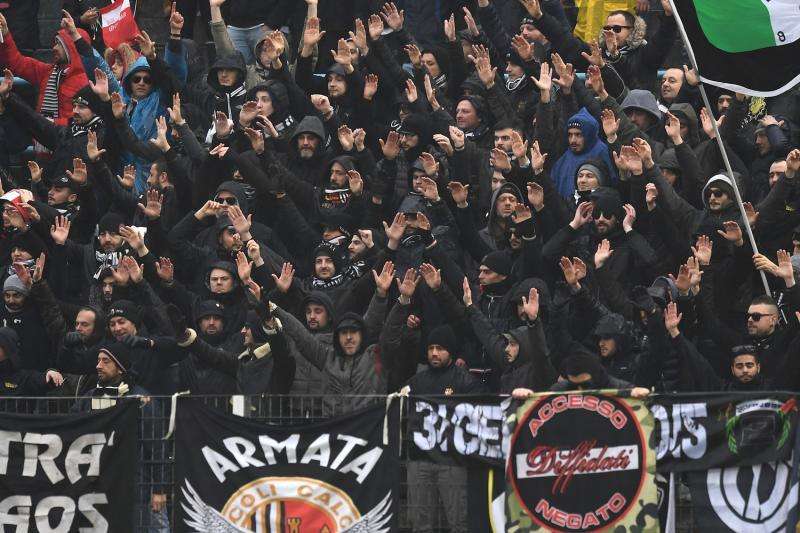 Malore per un tifoso biancoverde al "Del Duca"