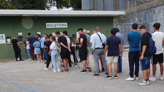 Prevendita iniziata e lunghe file ai botteghini: caccia al biglietto per Avellino-Foggia