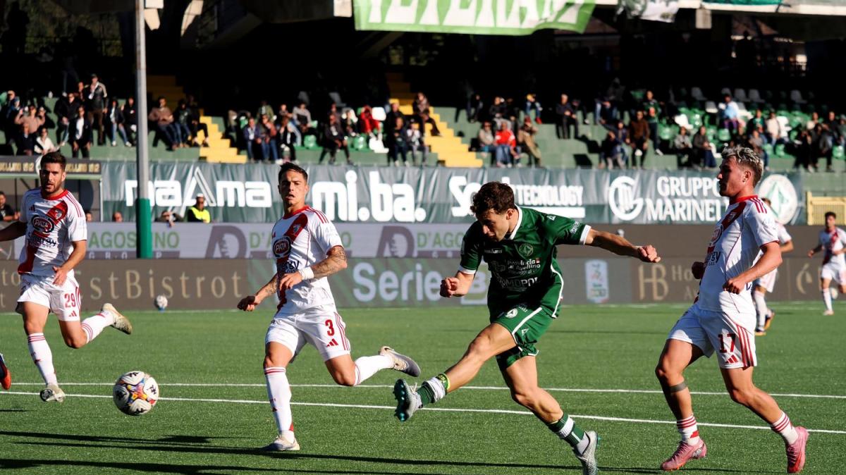 Super Avellino, super Biasci: l'attaccante fa tripletta e straccia il Cesena (3-1)