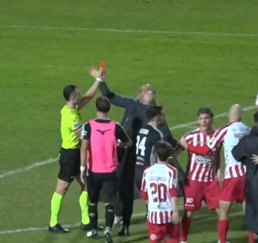 Il cartellino strappato all'arbitro costa caro a Taurino. Maxi squalifica inflitta dal Giudice Sportivo 