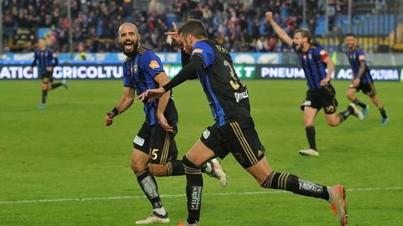 Avellino, in difesa si ritrovano Aya e Benedetti. Nel 2019 segnarono entrambi in un Pisa-Spezia (3-2). E il terzo gol lo segnò un obiettivo dei lupi