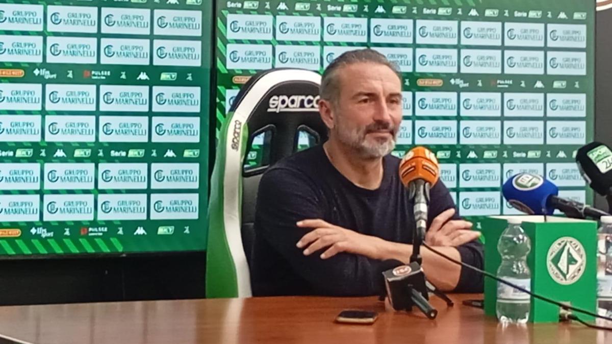 Reggiana, Dionigi: "Grande Reggiana, partita in controllo. Peccato per i calci piazzati. Avellino da zone alte di classifica. Il rigore dell'1-1? Era fallo prima..."