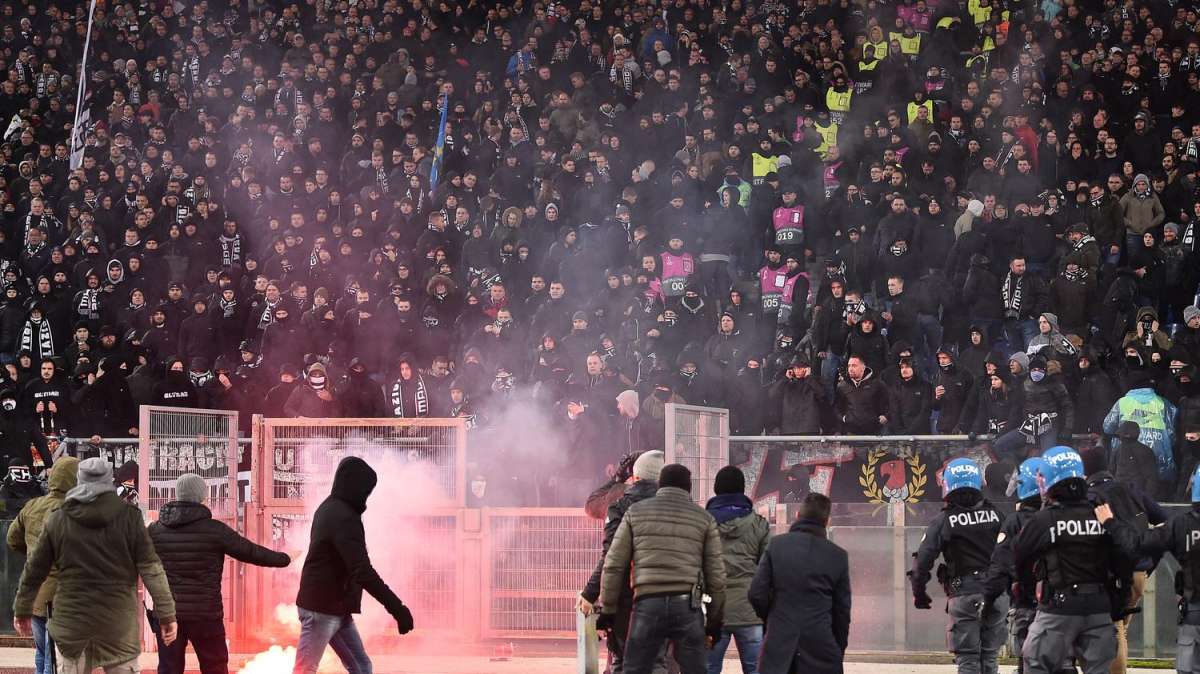 Fumogeni all'interno dello stadio durante Latina-Avellino: Daspo per tre tifosi pontini e uno irpino