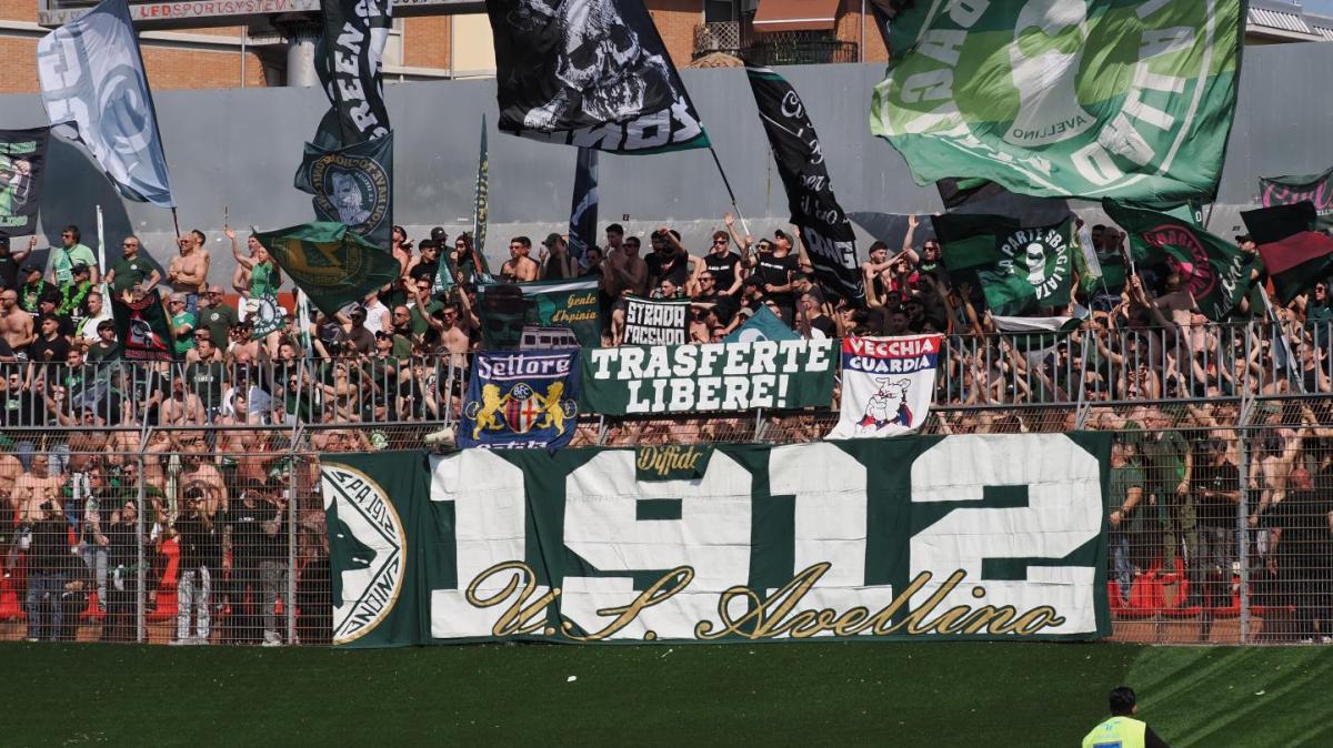 Anche a Catanzaro i tifosi irpini stupiscono e colpiscono: una stagione straordinaria per numeri e affetto