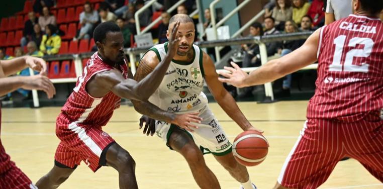 Scandone Avellino travolgente, dominata Caiazzo al Del Mauro